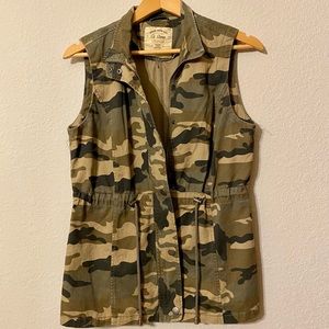 Women’s Camo Vest